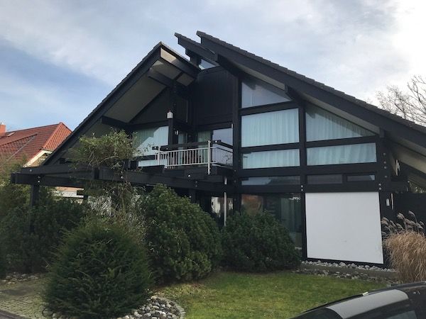Ein Haus mit schrägem Holzdach