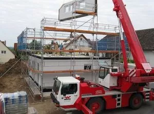 Fertighauswand wird hochgezogen