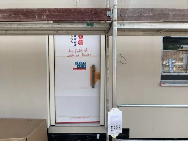 Eine Tür auf einer Baustelle