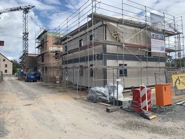 Eine Baustelle in einem Neubaugebiet