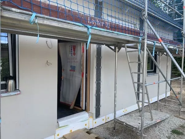 Ein Hauseingang eines Neubaus