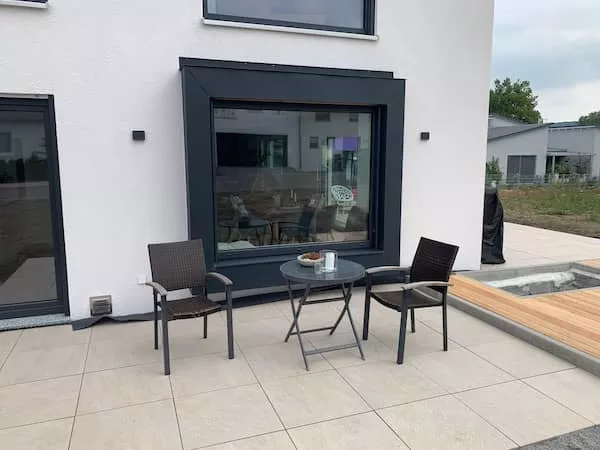 Tische vor einem Sitzfenster