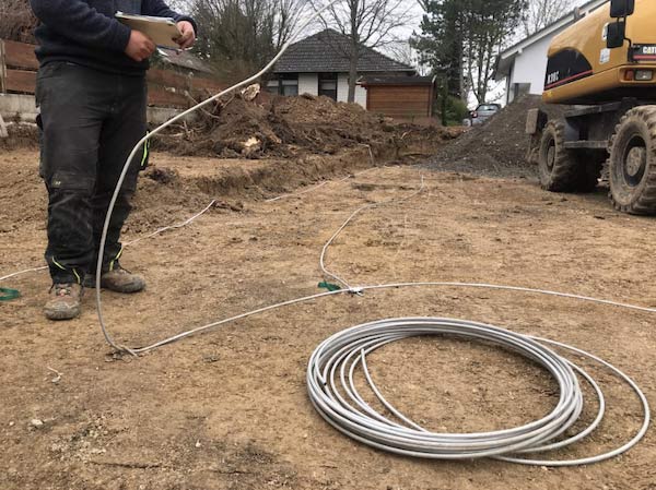 Ein Kabel wird verlegt auf einer Baustelle