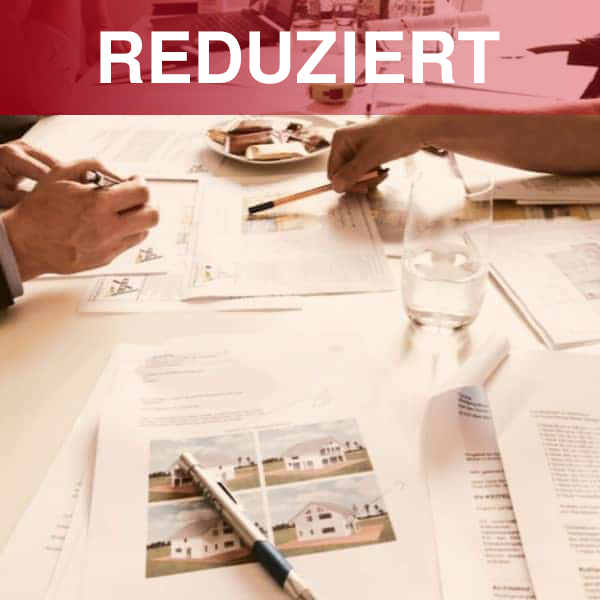 People review architectural plans and house photos on a table, with a red overlay across the top reading REDUZIERT.
